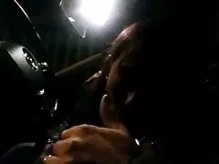 מילף שמנמנה מנענעת סרטי פורנו לצפייה חינם את ישבנה הענק