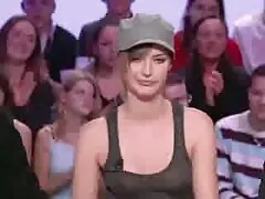 פאקינג מהממת ג'סיקה לינקולן בתחת צפיה ישירה בסרטי סקס המתוק של העשרה שלה אחרי BJ פנטסטי