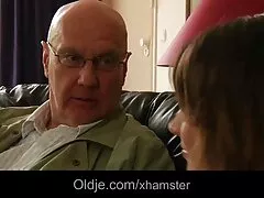 סבתא חרמנית אדריאנה לאב דופקת בחור שחור סרטי סקס לצפייה חינם מול בעלה הצעיר